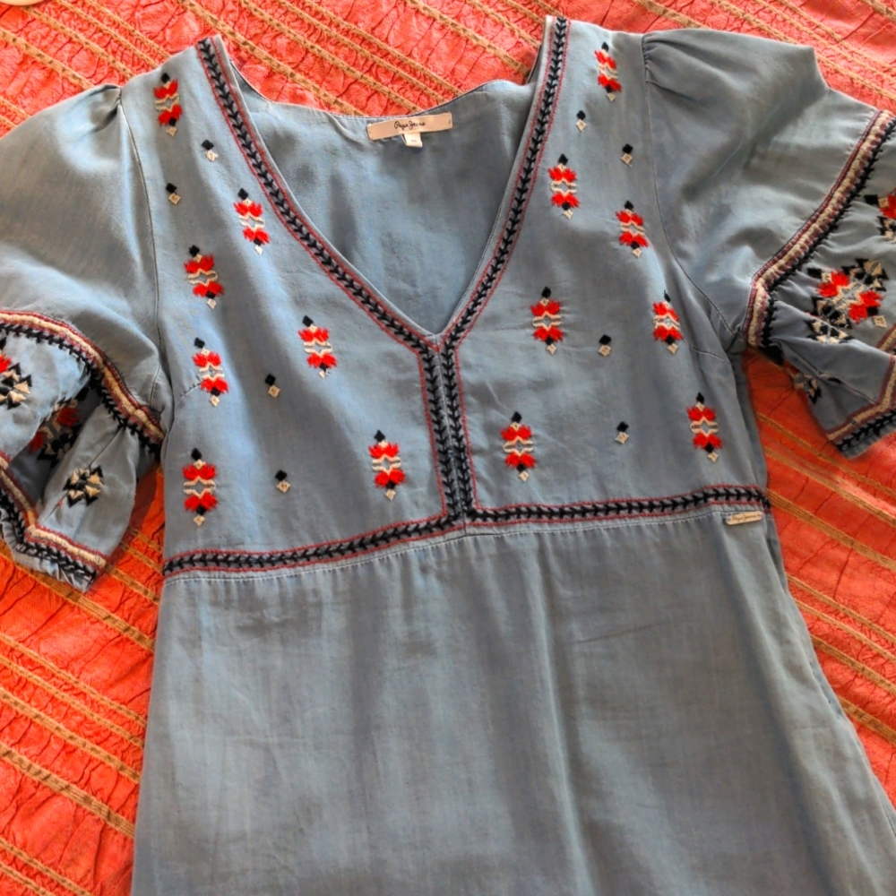 Pepe jeans denim dress with embroidery detail. Size xs. Excellent condition.